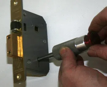 Orange Lock And Key Store Orange, CA 714-933-1266 - 1a-Changing-Locks
